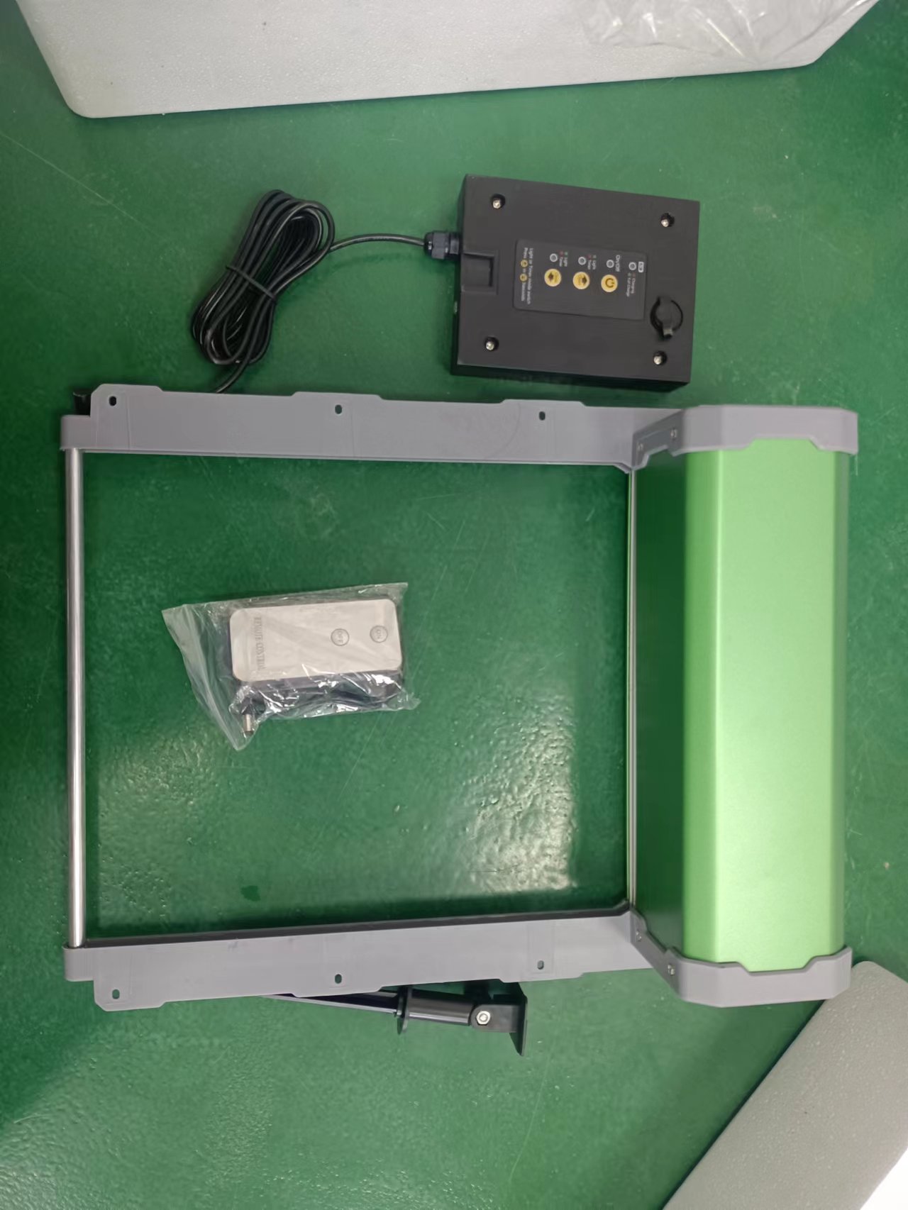 自動鶏小屋ドア ソーラー式オープナー タイマー付き 光センサ - Automatic Chicken Door Opener Solar のレビューと価格